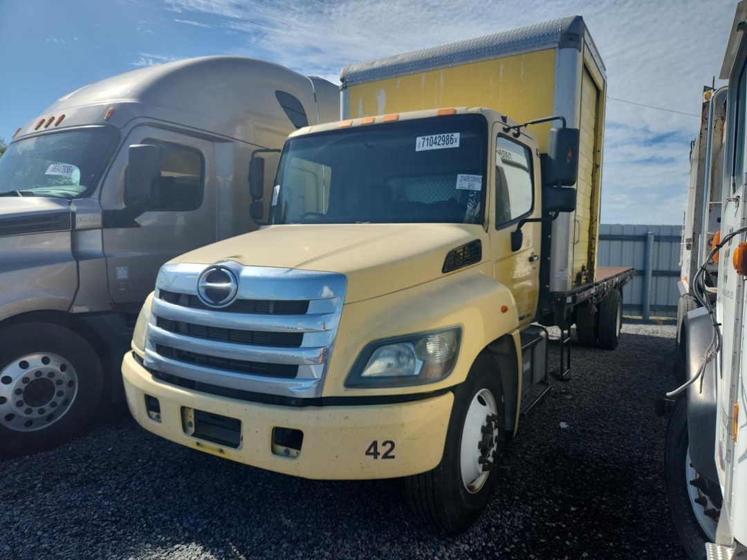 Vue de 2017 HINO HINO 338, angle 1