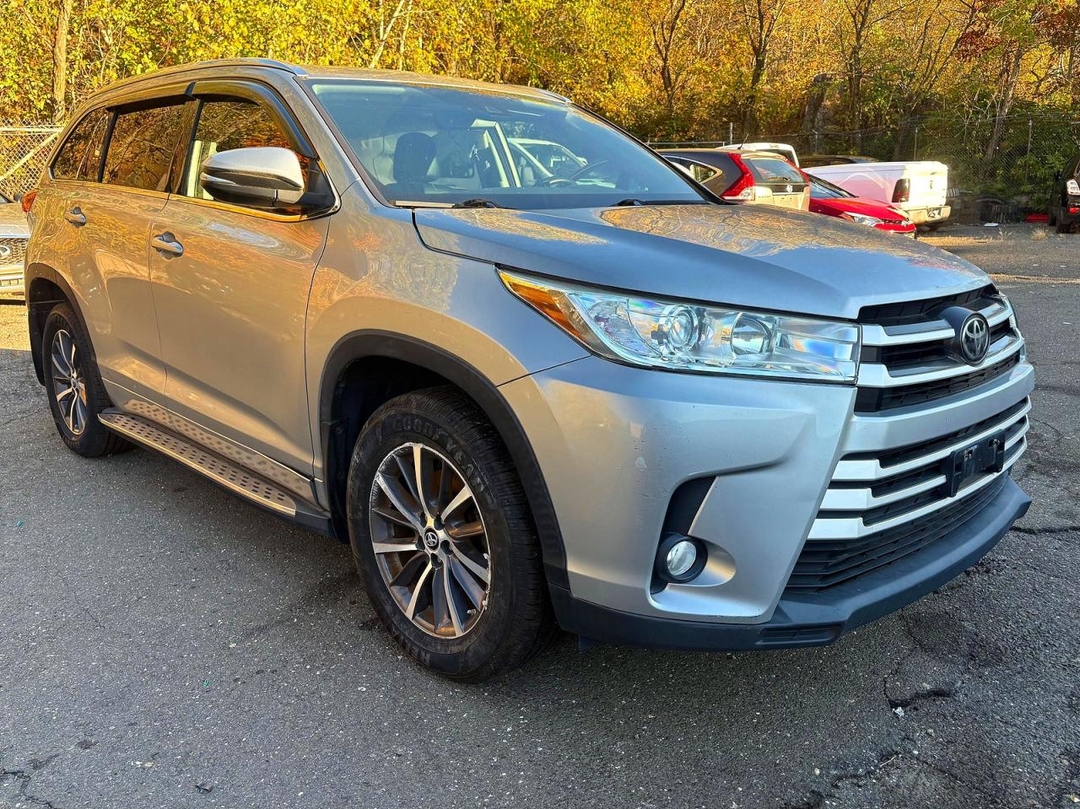 Вид 2017 TOYOTA HIGHLANDER XLE, угол 1