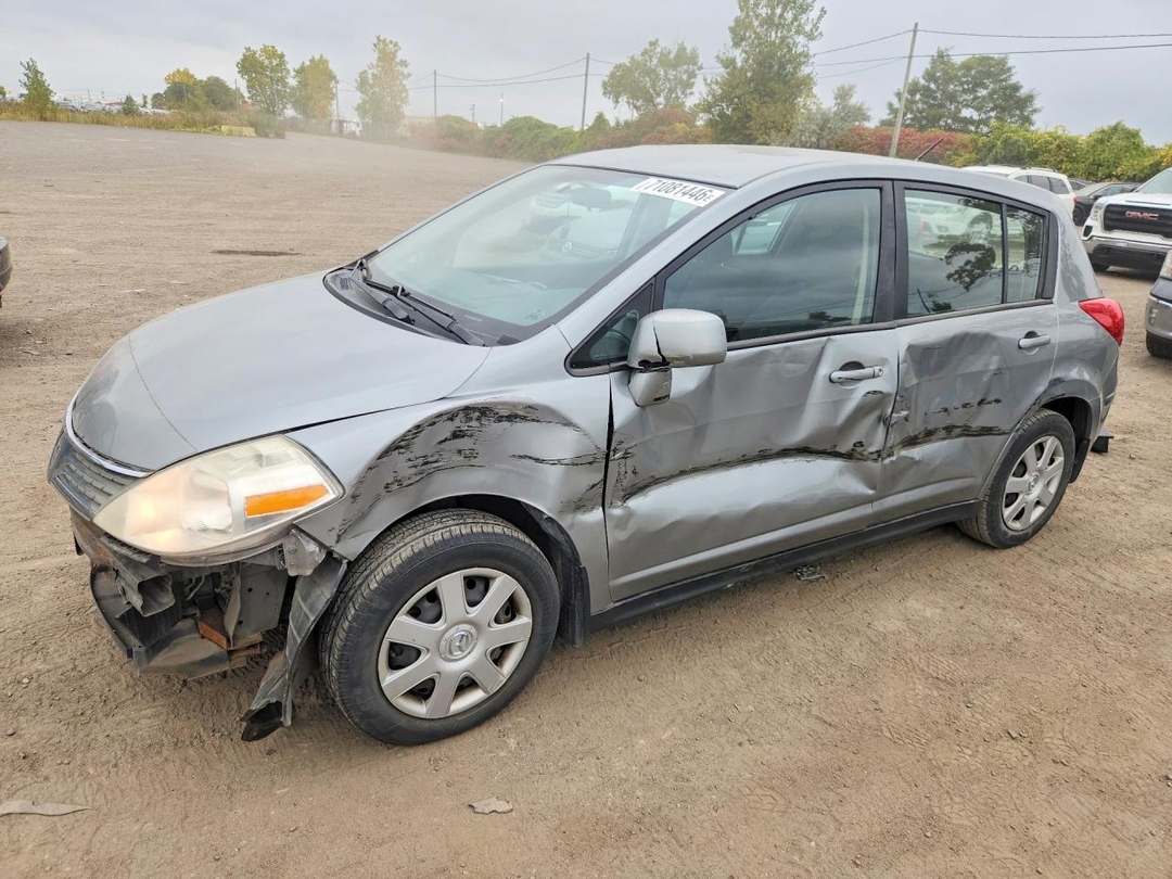 Vue de 2009 NISSAN VERSA S, angle 1