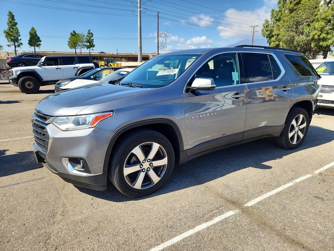Вид 2020 CHEVROLET TRAVERSE LT, угол 1