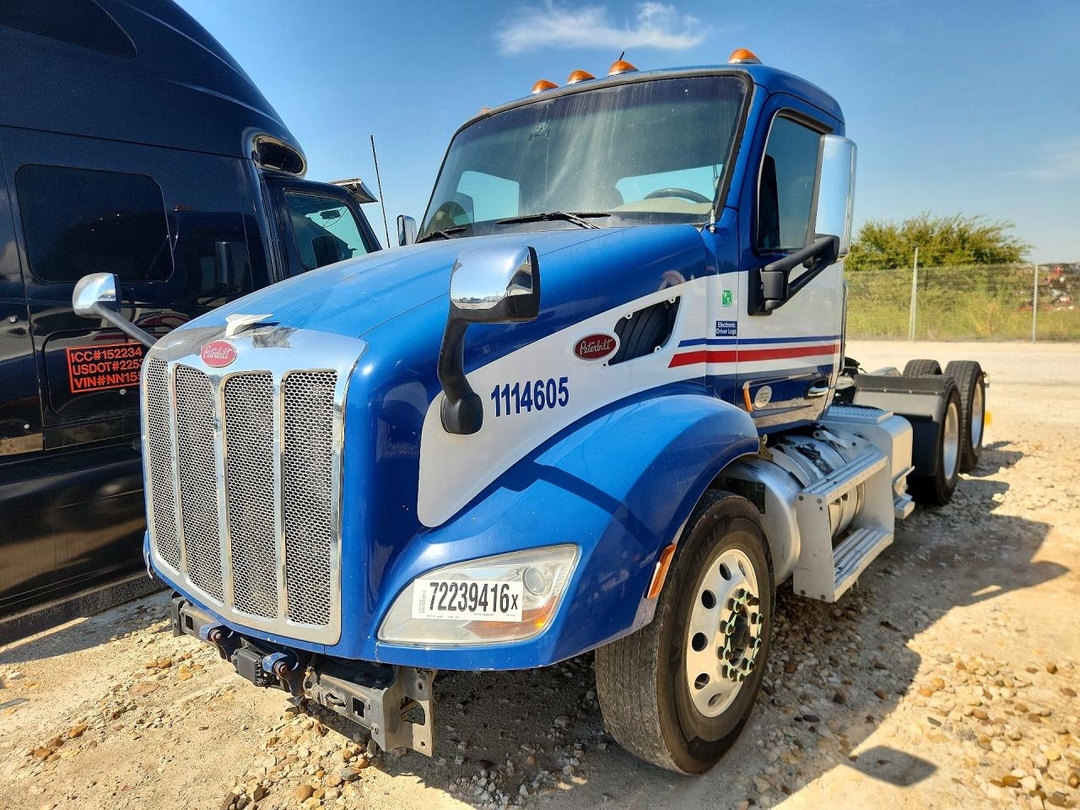 Вид 2018 PETERBILT 579 SEMI TRUCK, угол 1