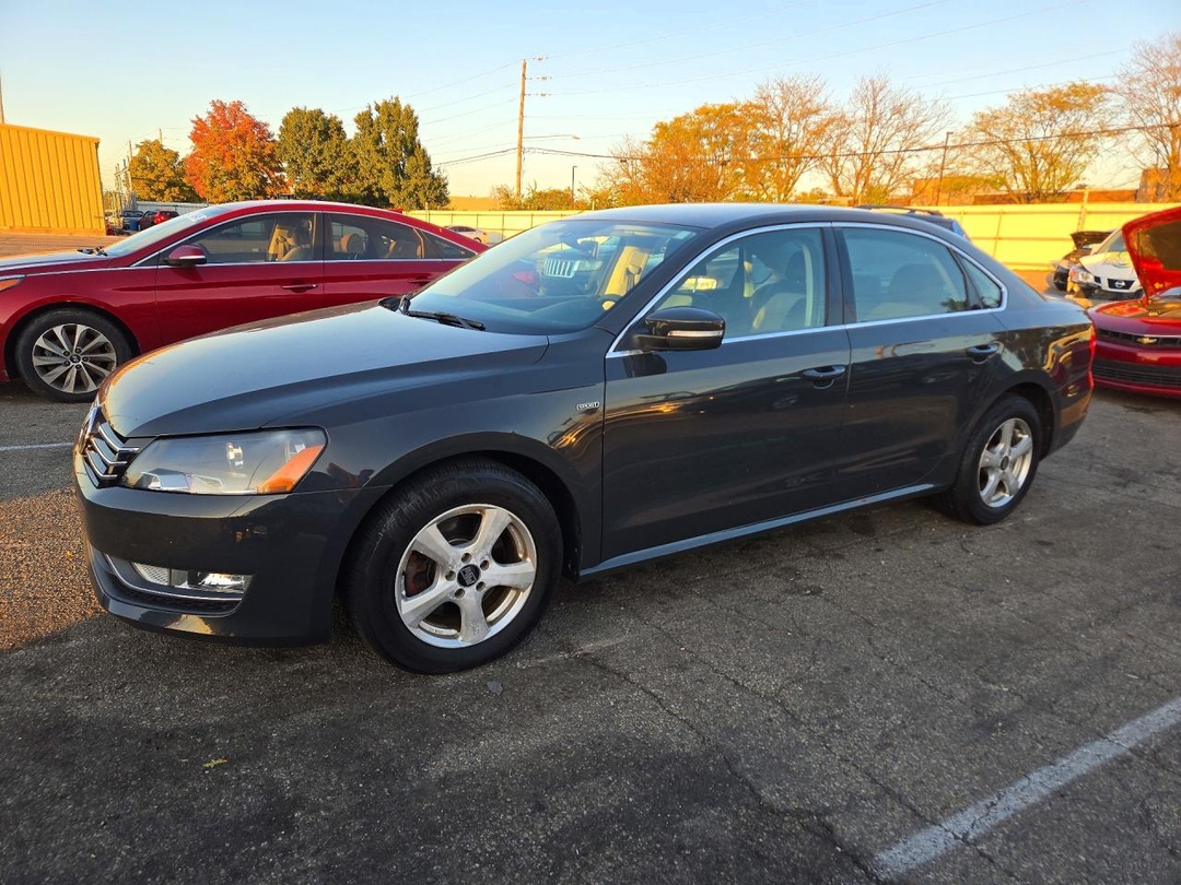 منظر 2014 VOLKSWAGEN PASSAT SE، زاوية 1