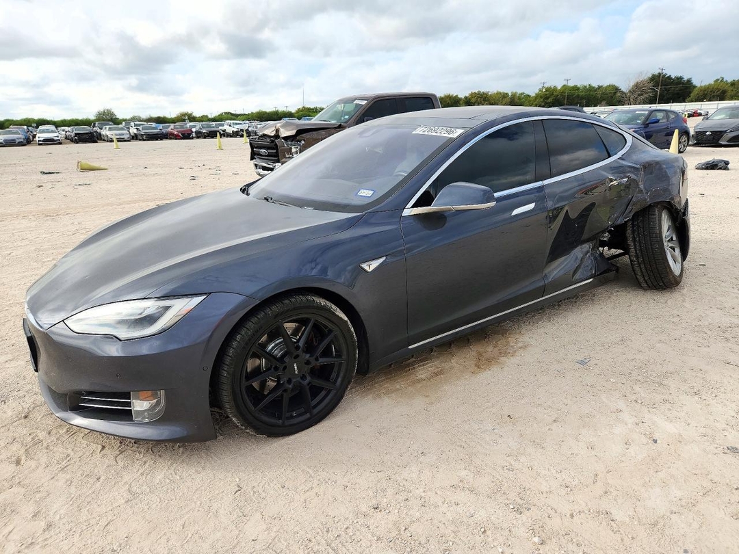 Vue de 2016 TESLA MODEL S, angle 1