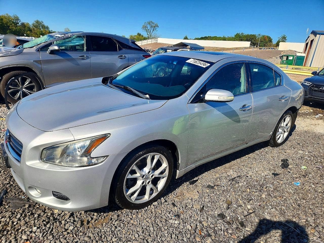 Vue de 2014 NISSAN MAXIMA 3.5 SV, angle 1
