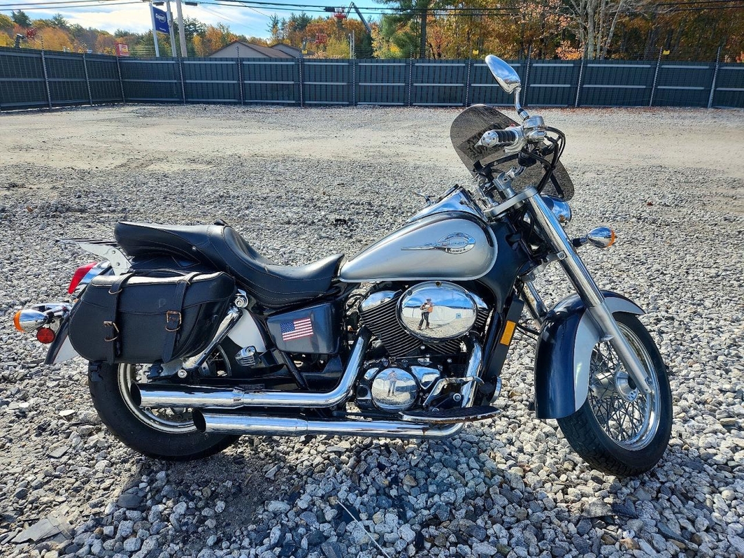 Vue de 2003 HONDA VT750 CDC, angle 1