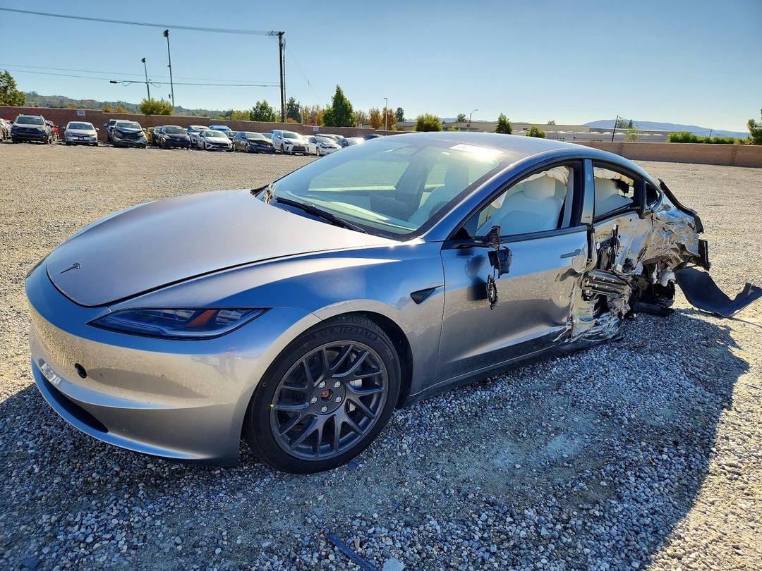 Vista de 2026 TESLA MODEL 3, ángulo 1