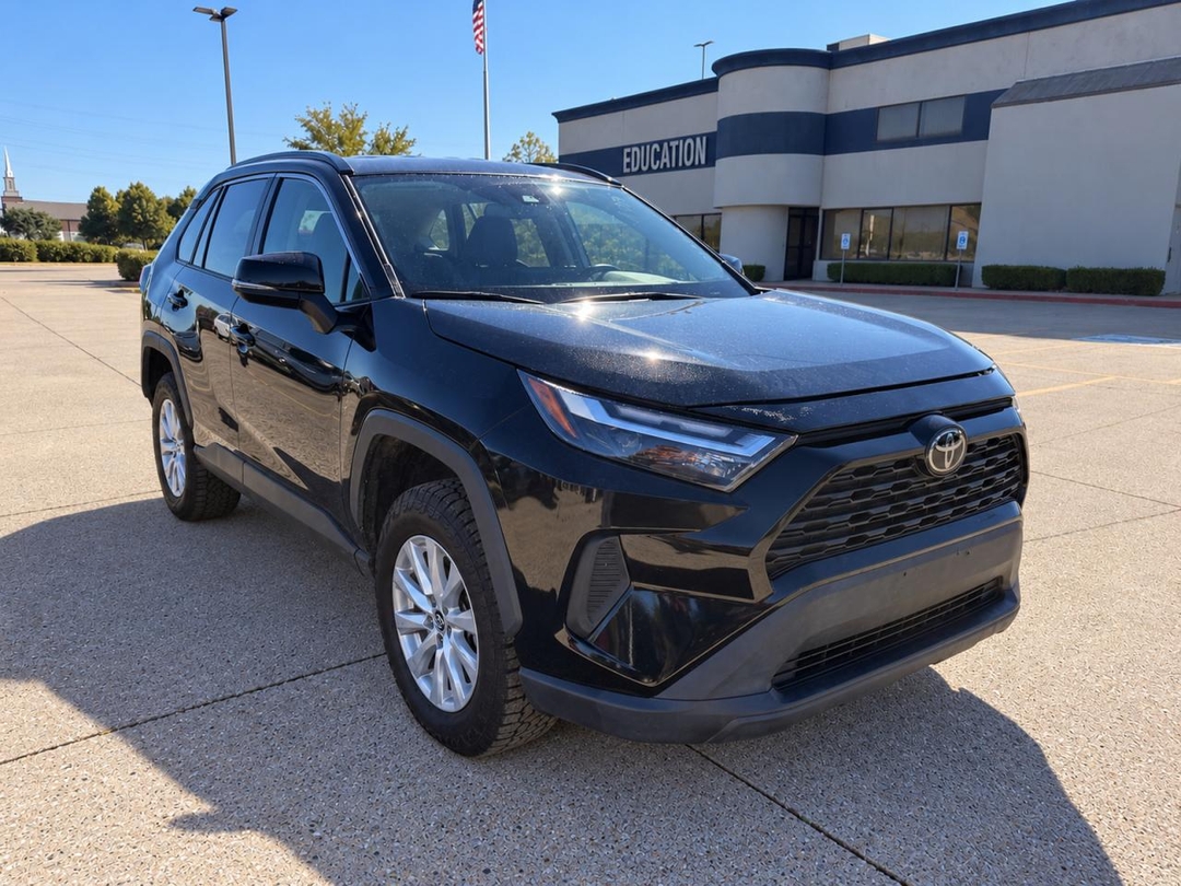 Vue de 2023 TOYOTA RAV4 XLE, angle 1
