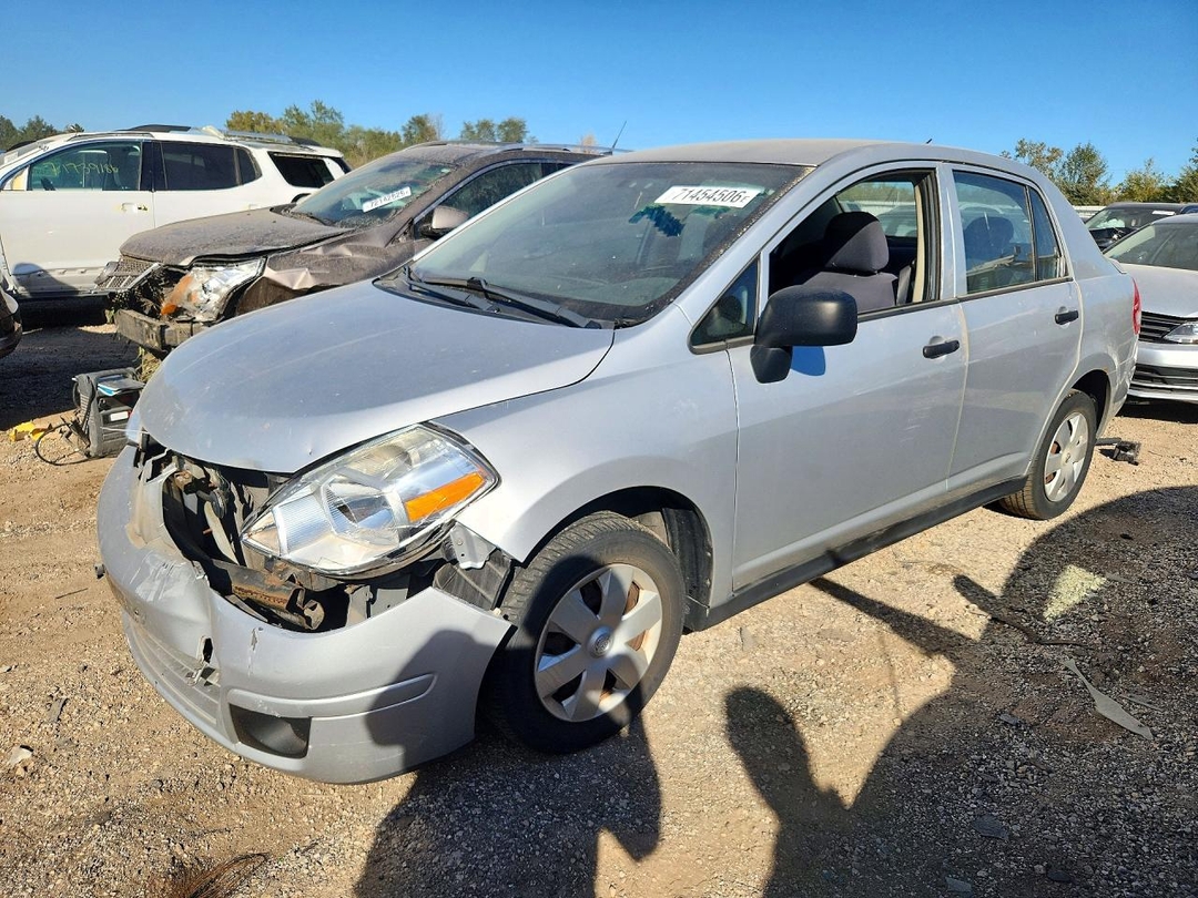 Vue de 2011 NISSAN VERSA 1.6 BASE, angle 1