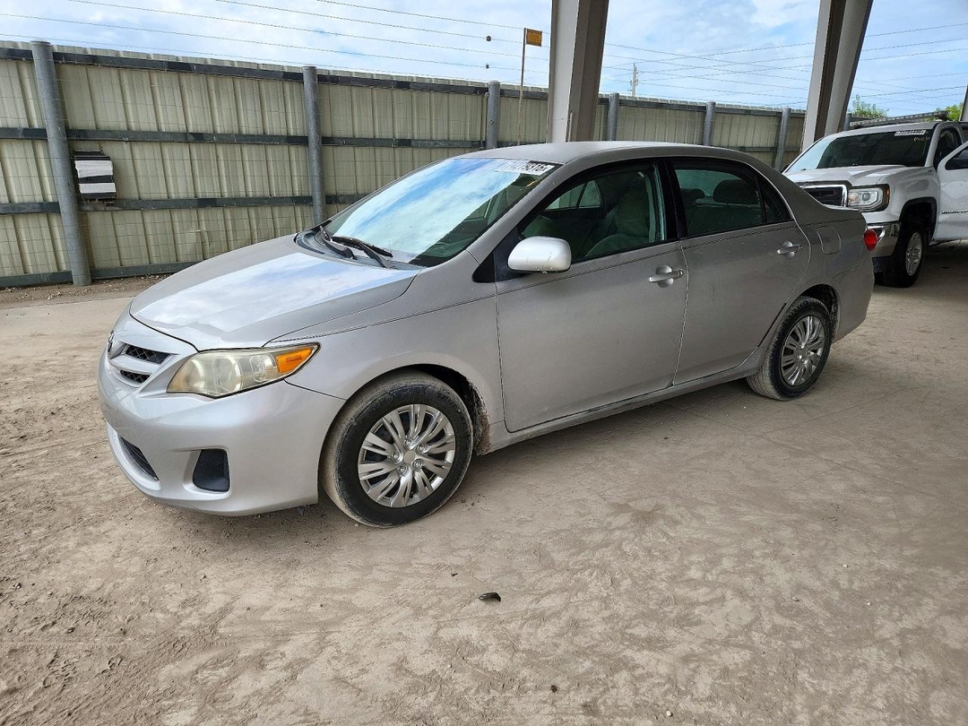 منظر 2011 TOYOTA COROLLA LE، زاوية 1