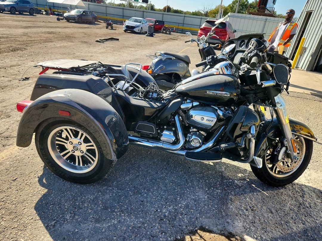 Вид 2018 HARLEY-DAVIDSON FLHTCUTG TRI GLIDE ULTRA, угол 1