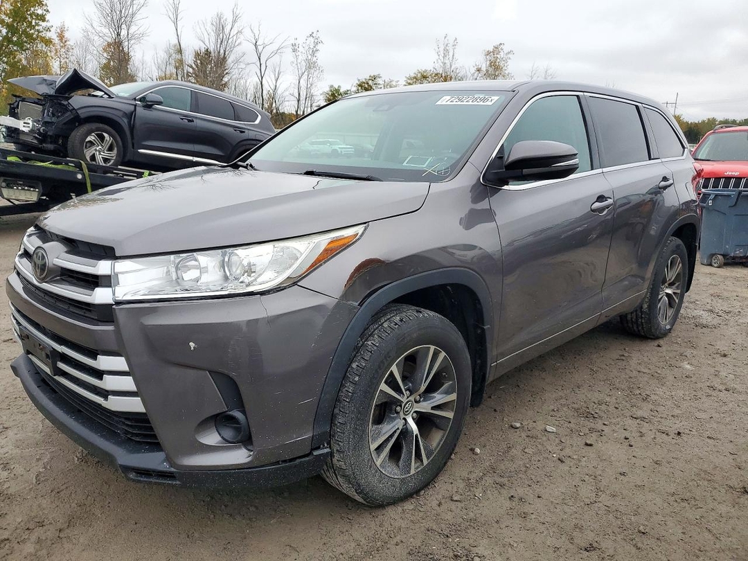 Вид 2017 TOYOTA HIGHLANDER LE, угол 1