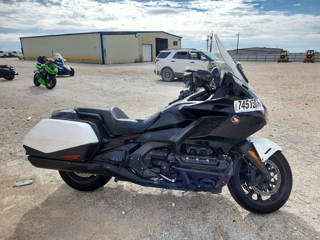 Vue de 2021 HONDA GL1800 B, angle 1