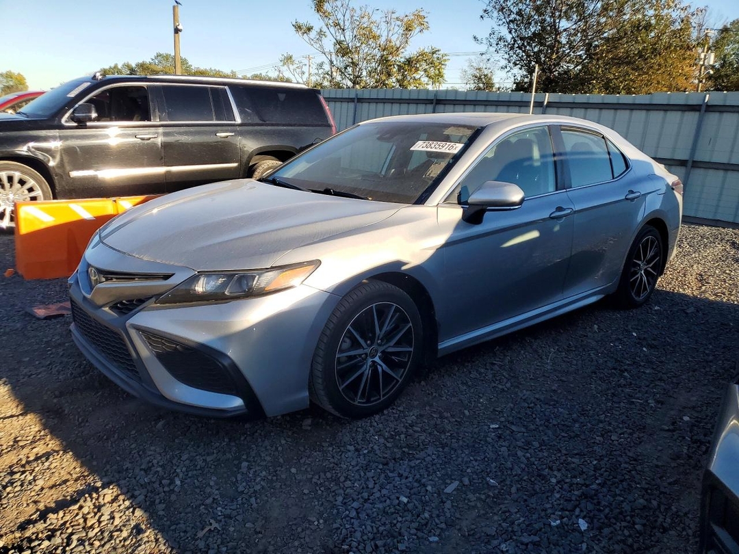 Vue de 2021 TOYOTA CAMRY SE, angle 1