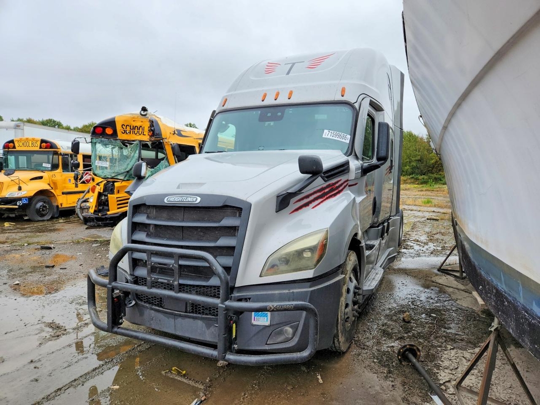 منظر 2021 FREIGHTLINER CASCADIA 126 SEMI TRUCK، زاوية 1