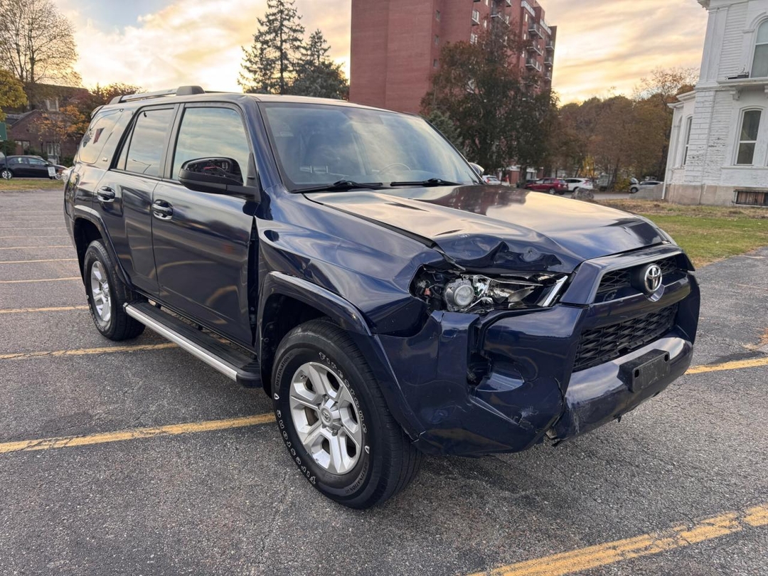 Vue de 2019 TOYOTA 4RUNNER SR5, angle 1