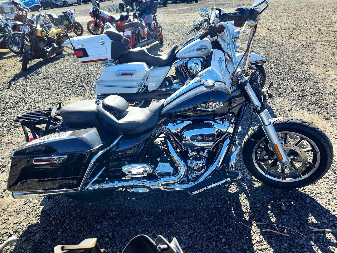 Vue de 2017 HARLEY-DAVIDSON FLHR ROAD KING, angle 1