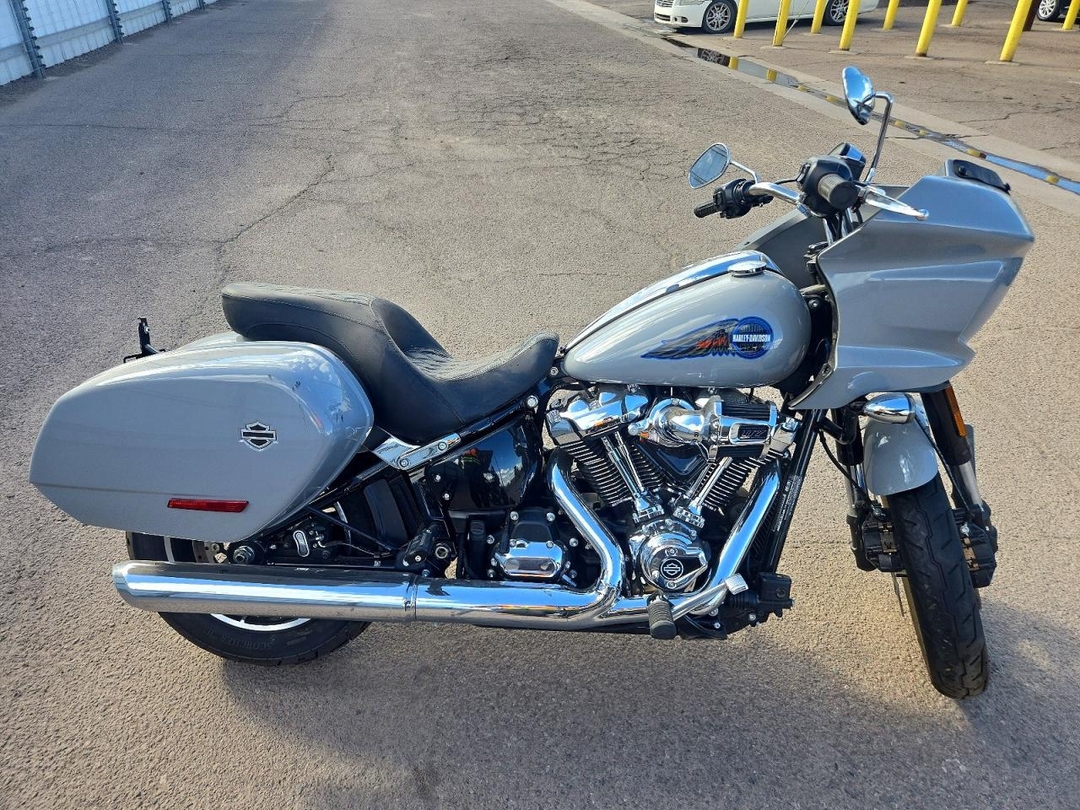 Vue de 2025 HARLEY-DAVIDSON FXLRST, angle 1