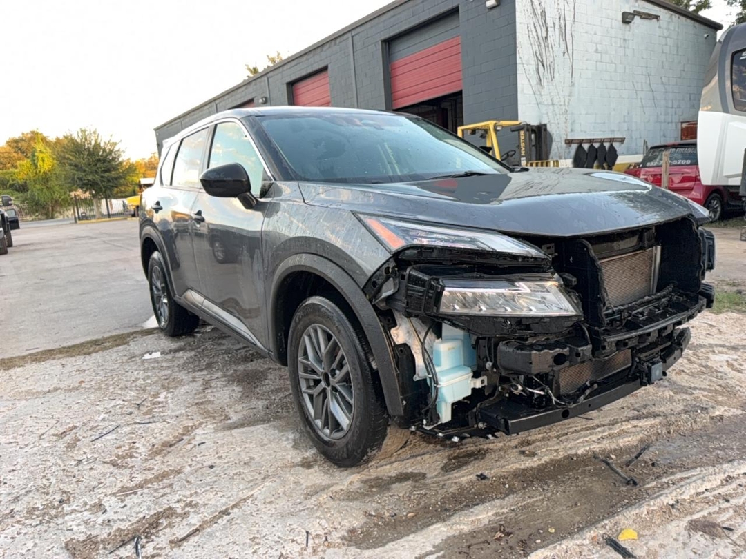 Вид 2024 NISSAN ROGUE S, угол 1
