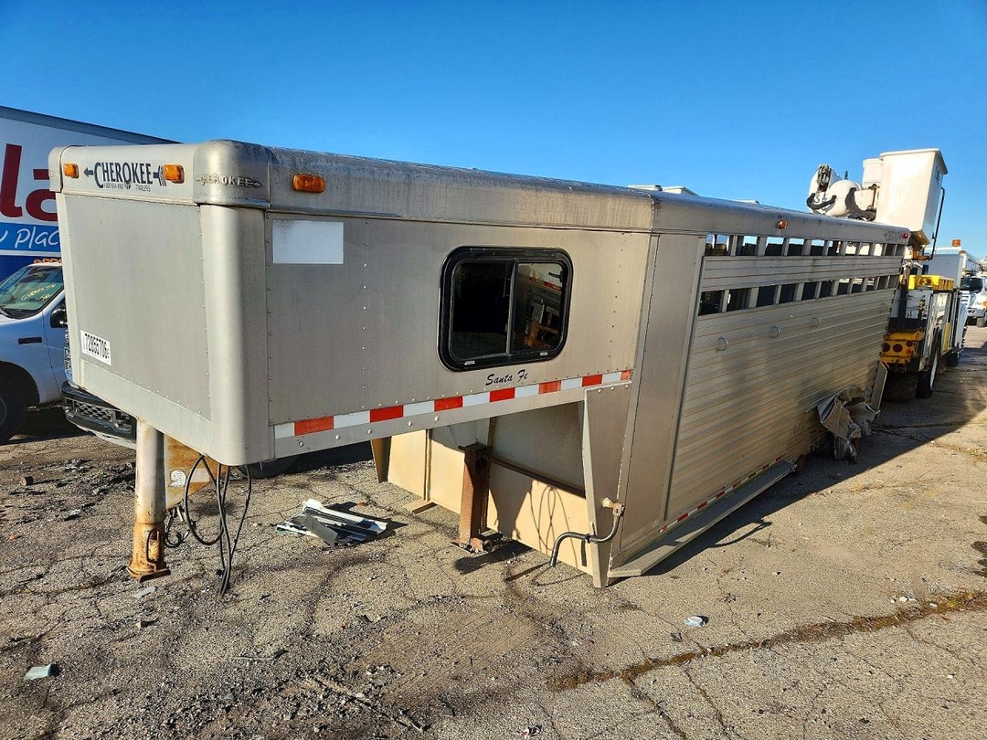1999 CHEROKEE LIVESTOCK TRAILER view, angle 1