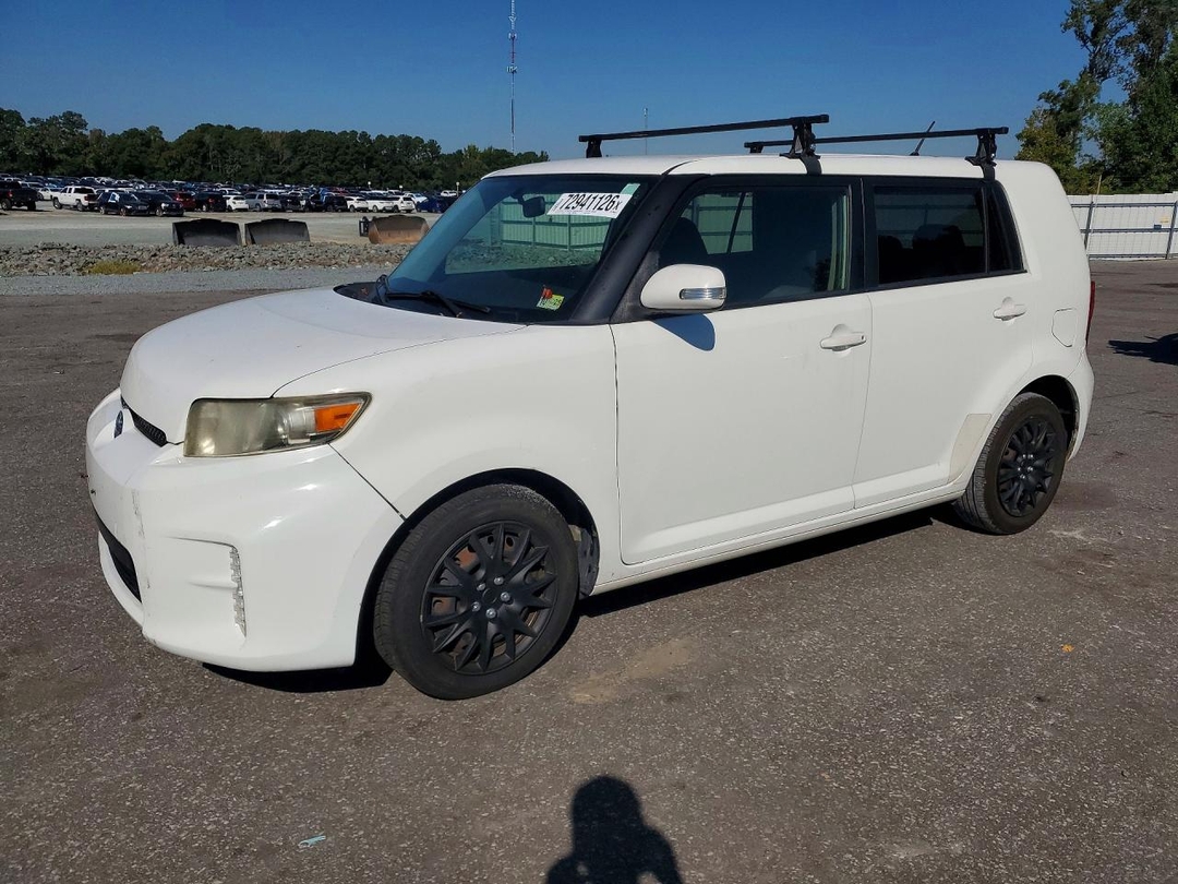 Vue de 2013 SCION XB BASE, angle 1