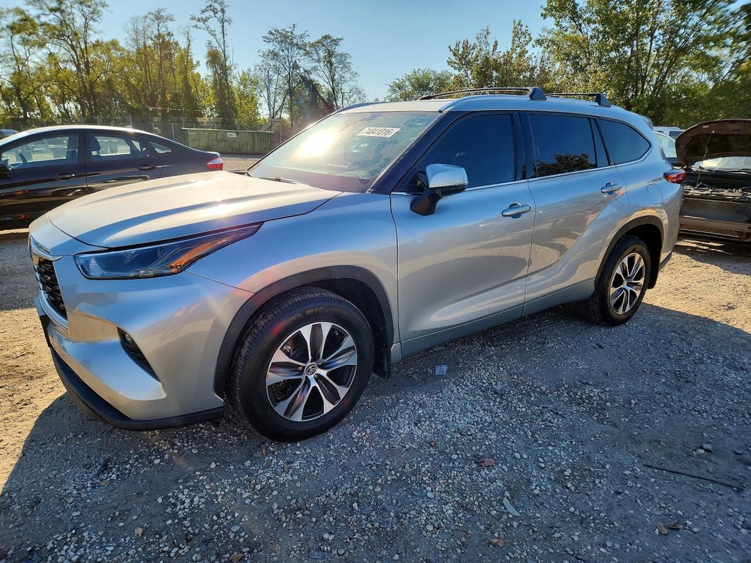 Vista de 2021 TOYOTA HIGHLANDER XLE, ángulo 1