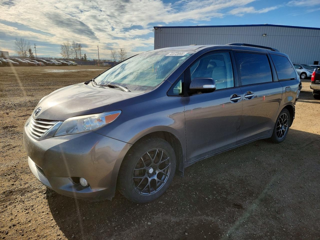 Vue de 2014 TOYOTA SIENNA XLE, angle 1