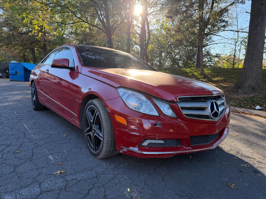 Vue de 2011 MERCEDES-BENZ E 350, angle 1