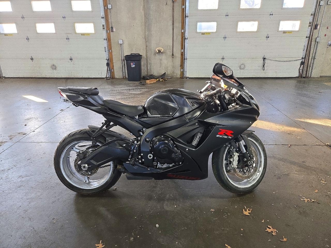 Vista de 2017 SUZUKI GSX-R600, ángulo 1