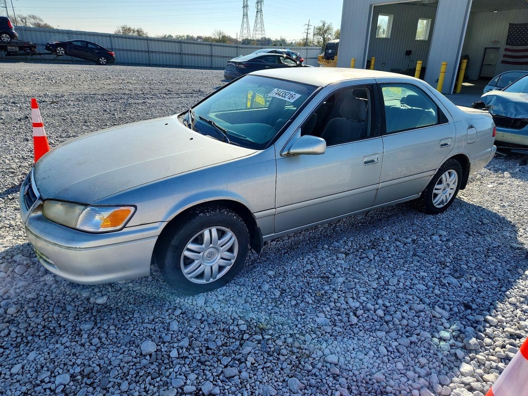 منظر 2001 TOYOTA CAMRY LE، زاوية 1