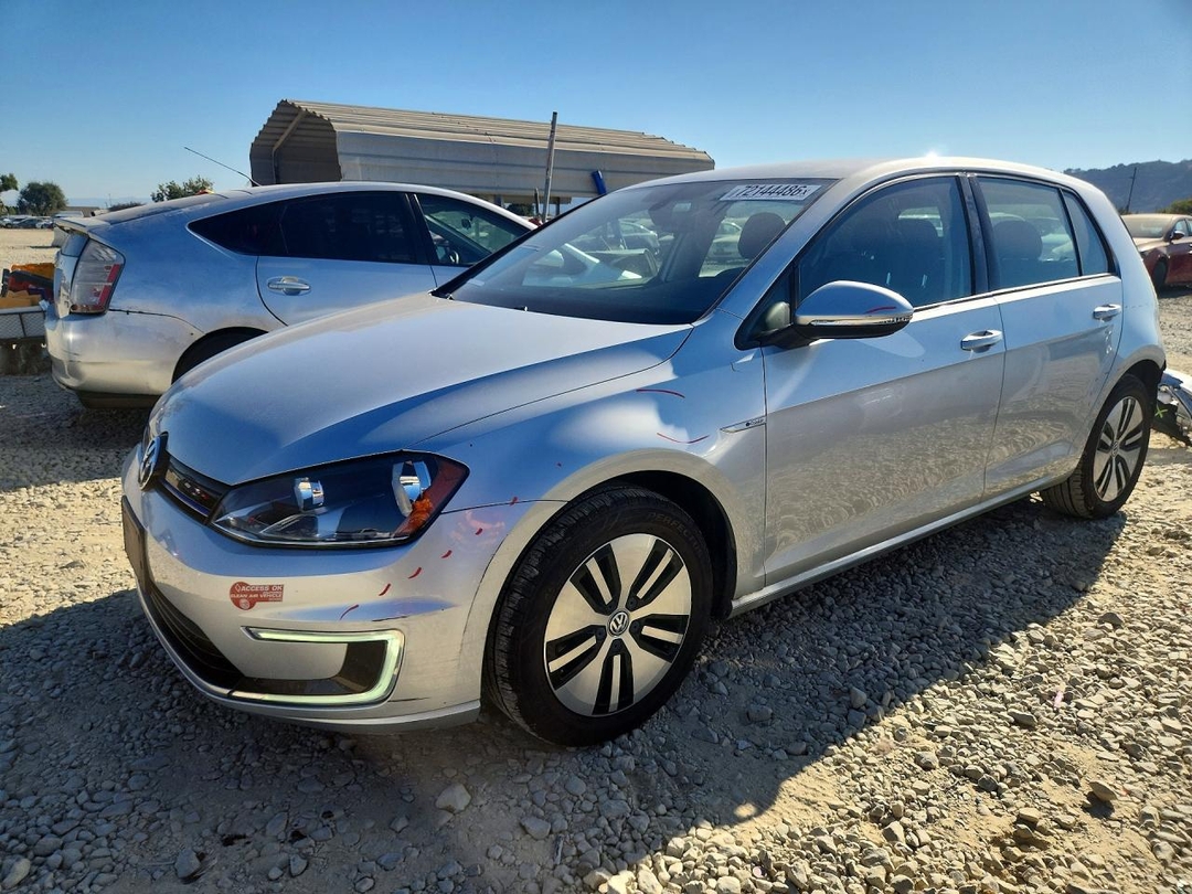 Vue de 2016 VOLKSWAGEN E-GOLF SE, angle 1