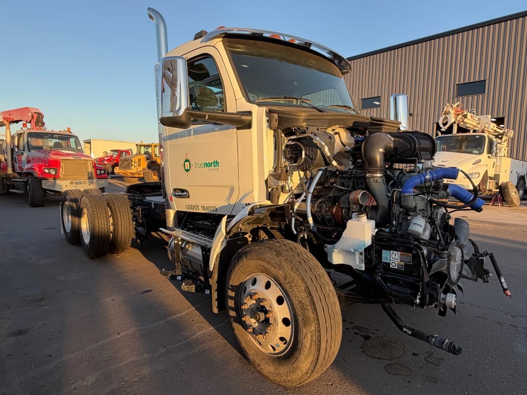 Vista de 2025 PETERBILT 579 SEMI TRUCK, ángulo 1