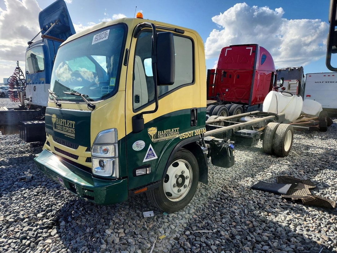 Vista de 2023 ISUZU NRR, ángulo 1