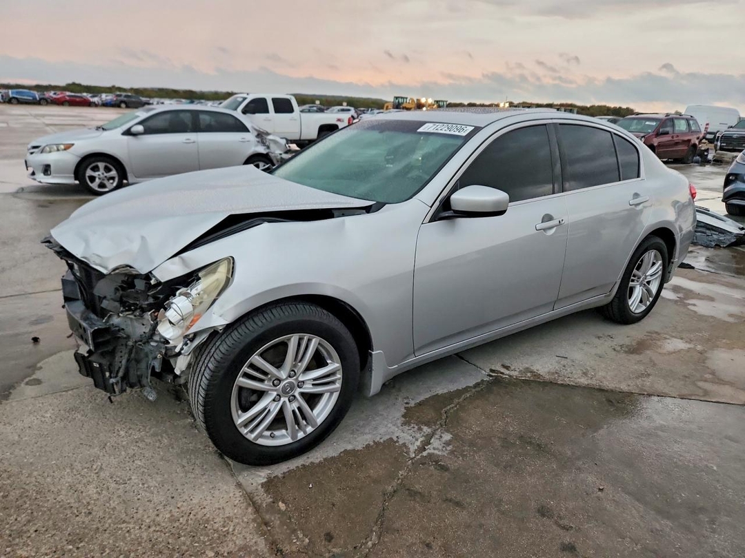 Vue de 2011 INFINITI G37 SEDAN X, angle 1