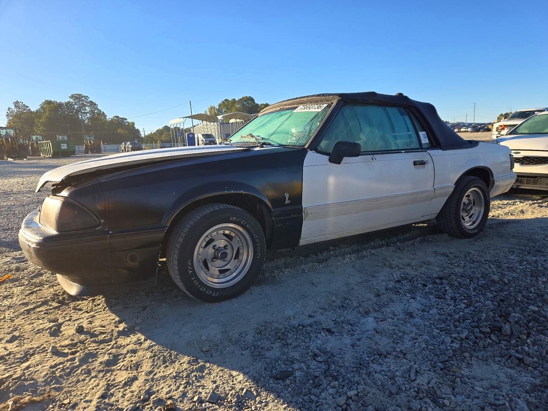 Vue de 1993 FORD MUSTANG LX, angle 1