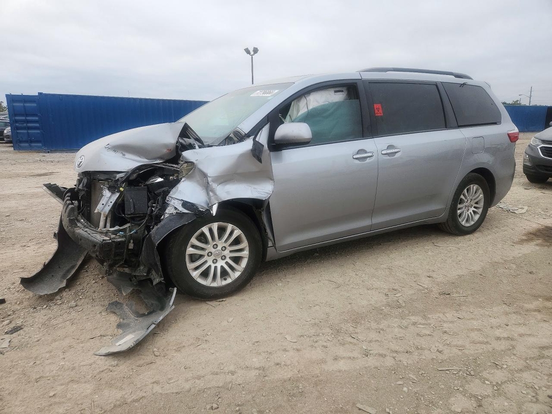 Vista de 2016 TOYOTA SIENNA XLE 8-PASSENGER, ángulo 1