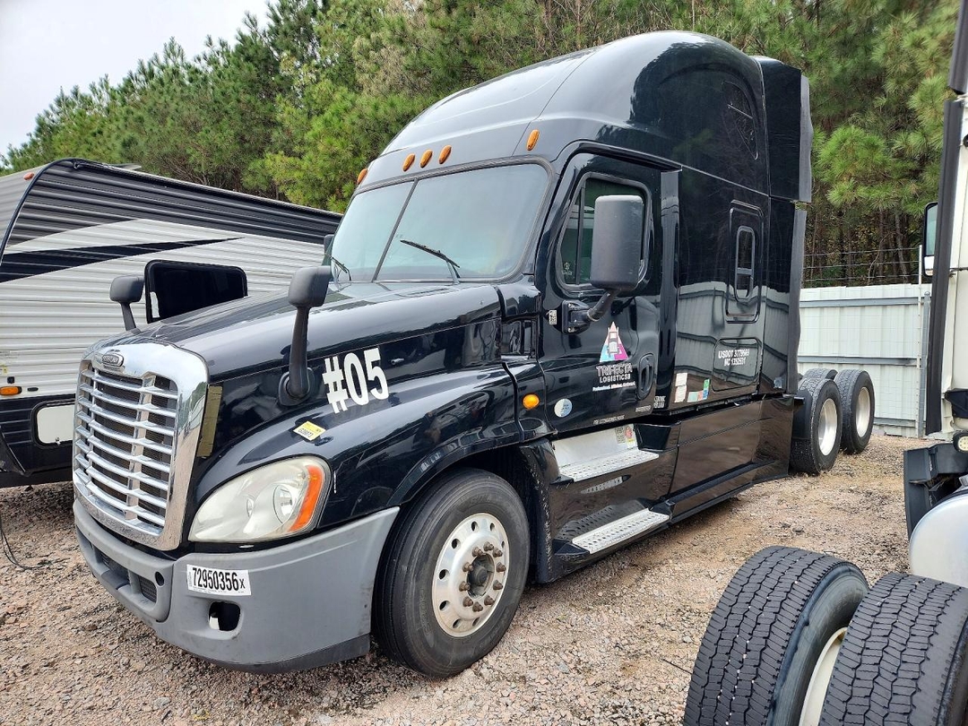 منظر 2014 FREIGHTLINER CASCADIA SEMI TRUCK، زاوية 1