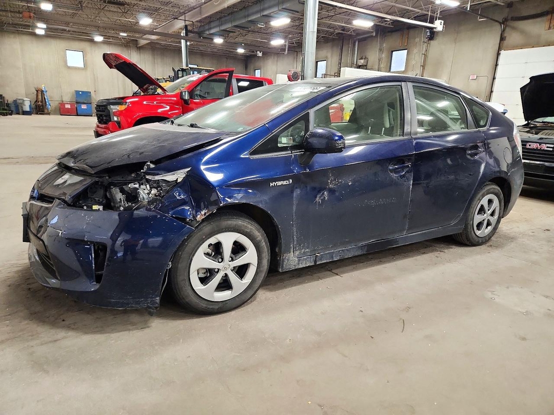 Вид 2013 TOYOTA PRIUS THREE, угол 1