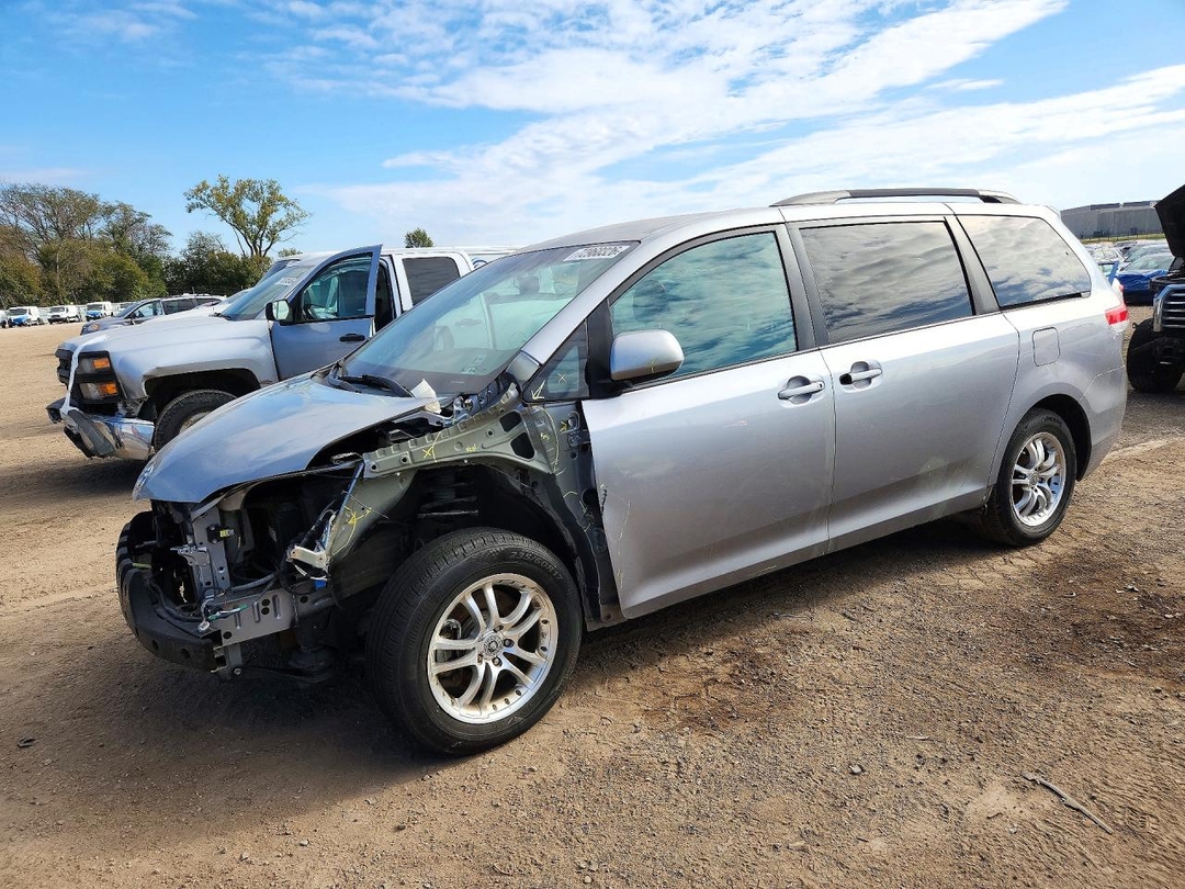 Vista de 2011 TOYOTA SIENNA LE, ángulo 1