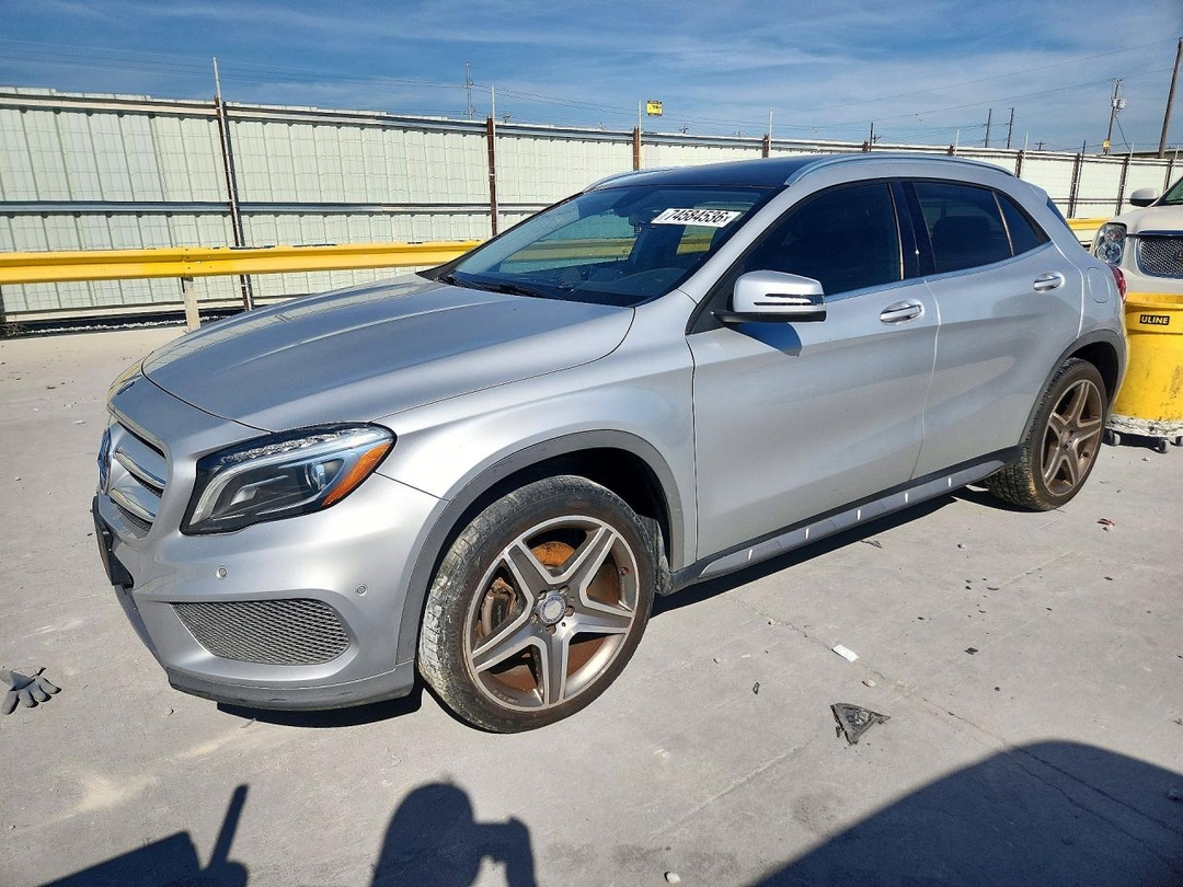 Вид 2015 MERCEDES-BENZ GLA 250, угол 1