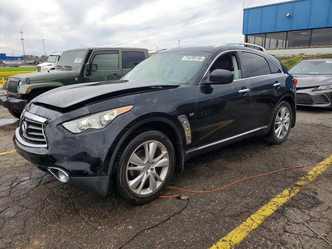 Vue de 2015 INFINITI QX70 BASE, angle 1