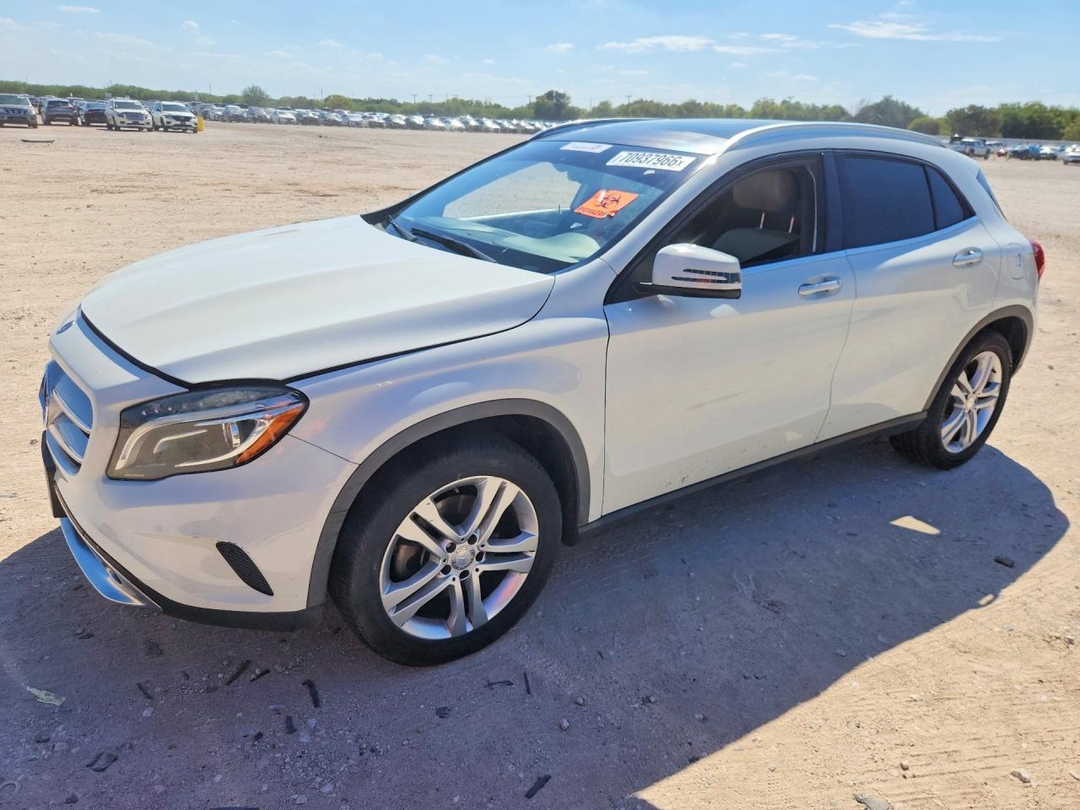 Vue de 2015 MERCEDES-BENZ GLA 250, angle 1