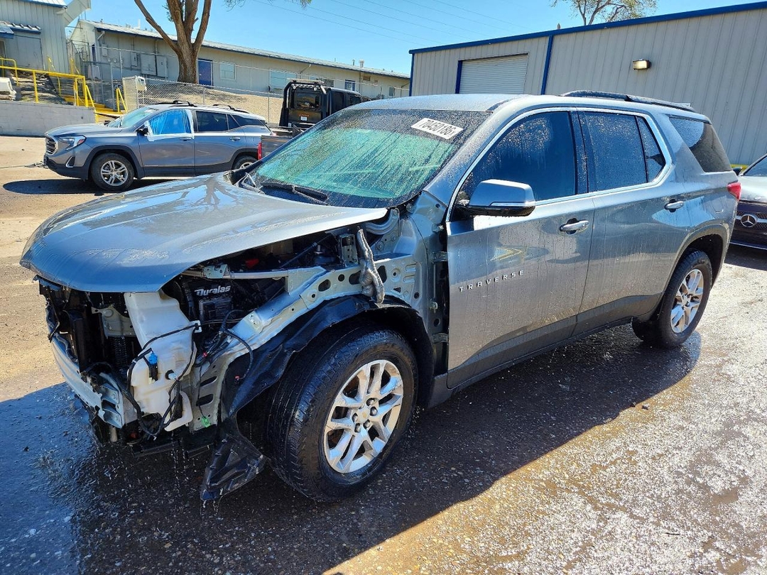 Вид 2020 CHEVROLET TRAVERSE LT, угол 1