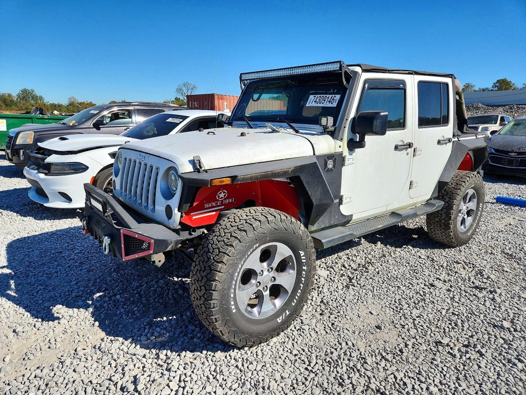 Vue de 2016 JEEP WRANGLER UNLIMITED SAHARA, angle 1