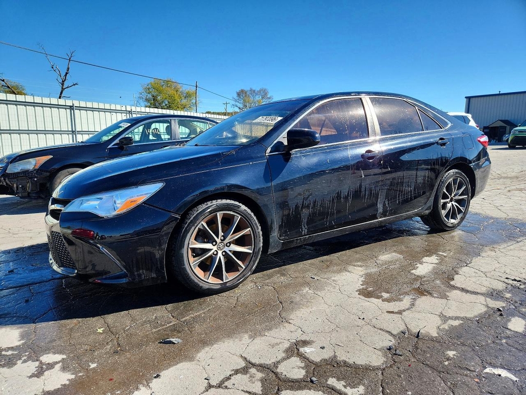 Vue de 2015 TOYOTA CAMRY XSE, angle 1