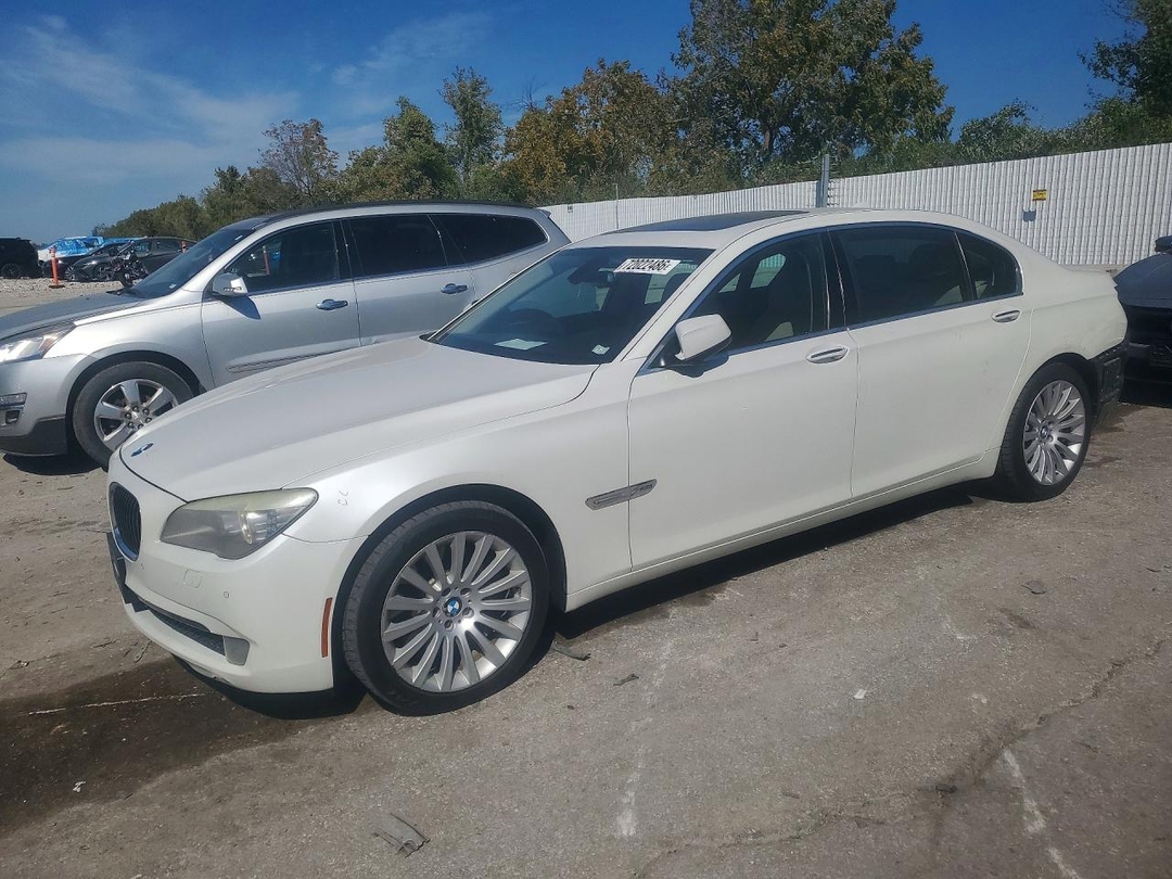 Vue de 2011 BMW 750 LXI, angle 1