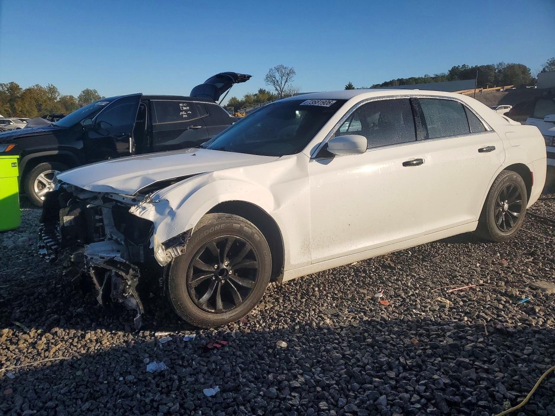 Vue de 2015 CHRYSLER 300 LIMITED, angle 1