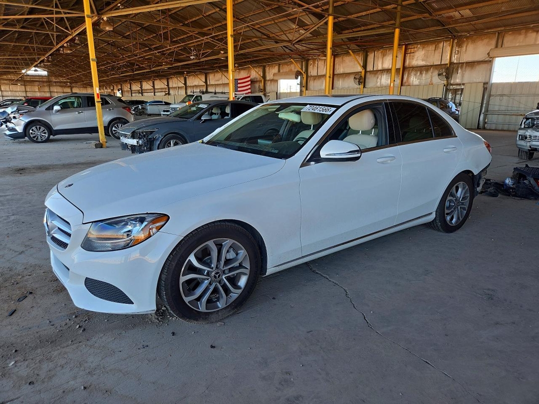 Vista de 2018 MERCEDES-BENZ C 300, ángulo 1