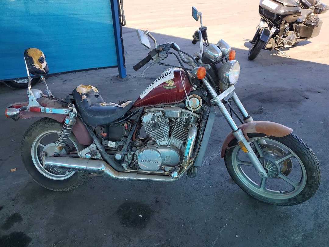 Vue de 1986 HONDA VT700 C, angle 1