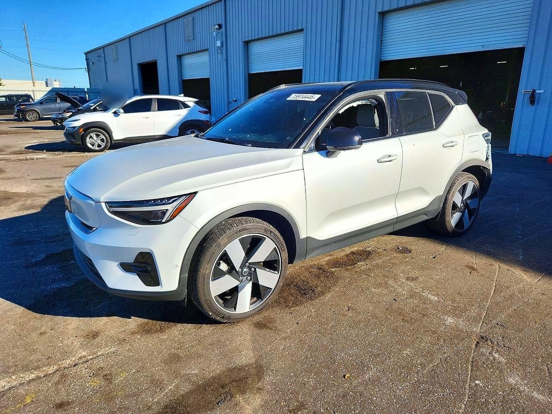 Вид 2023 VOLVO XC40 RECHARGE ULTIMATE, угол 1