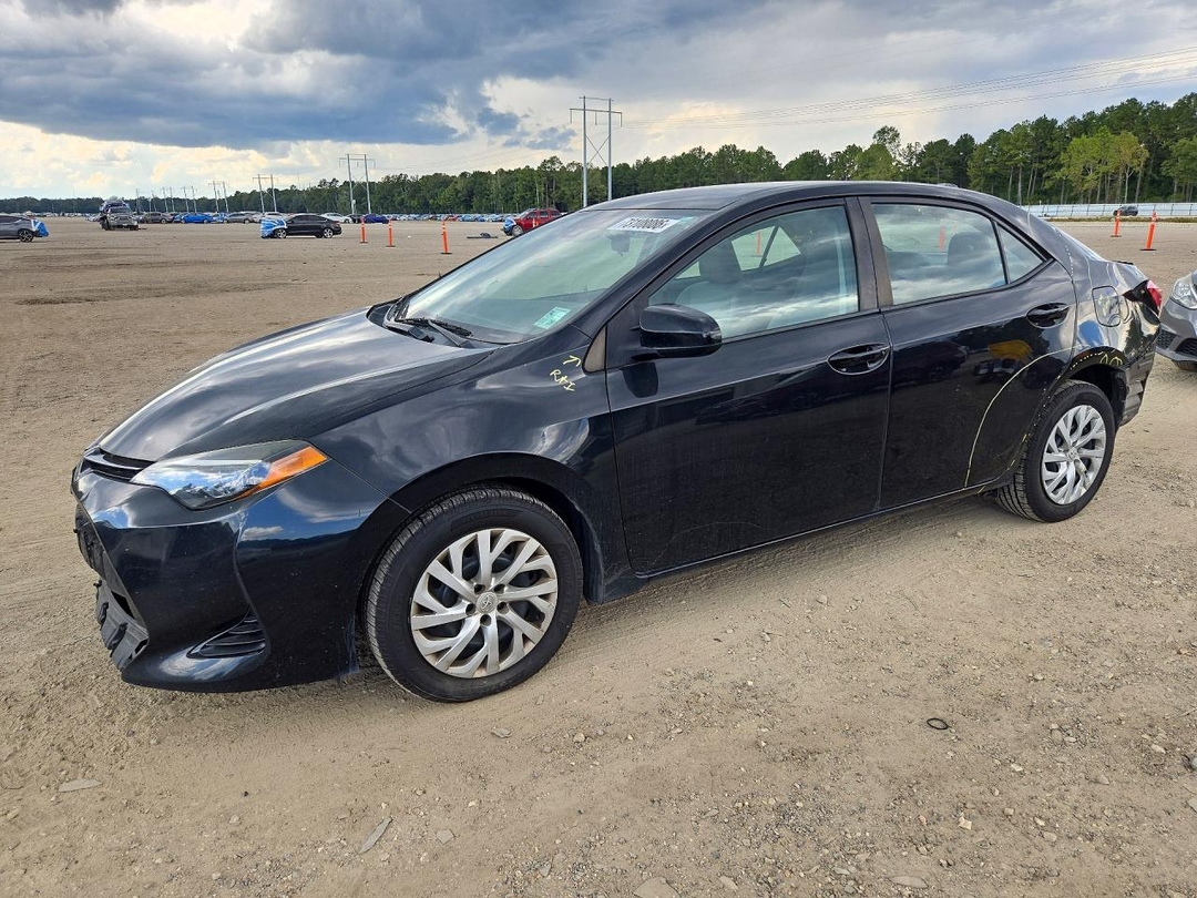 Vista de 2017 TOYOTA COROLLA LE, ángulo 1